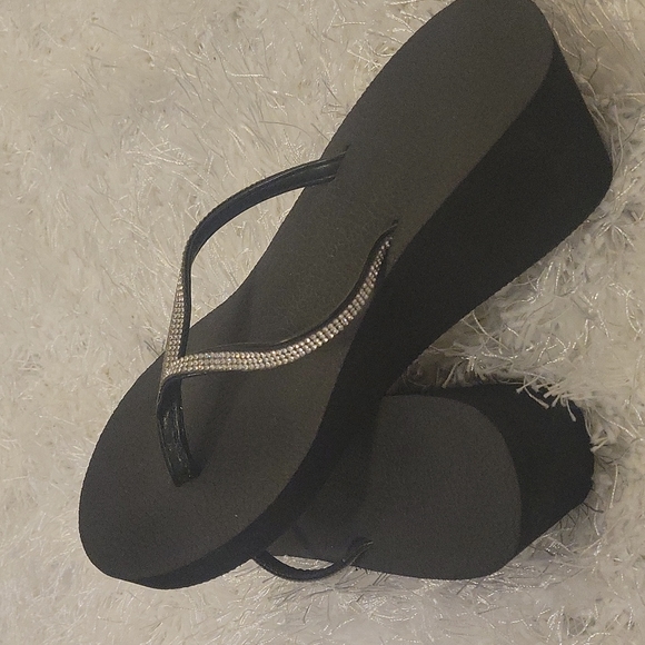 Black with glimmer, platform flip flops - Picture 4 of 4